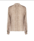 Beige Leo Bluse mit Animal Print an Model getragen, elegante fließende Bluse