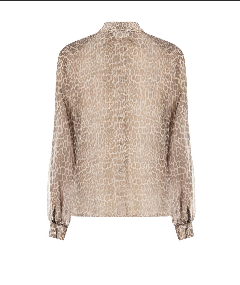 Beige Leo Bluse mit Animal Print an Model getragen, elegante fließende Bluse