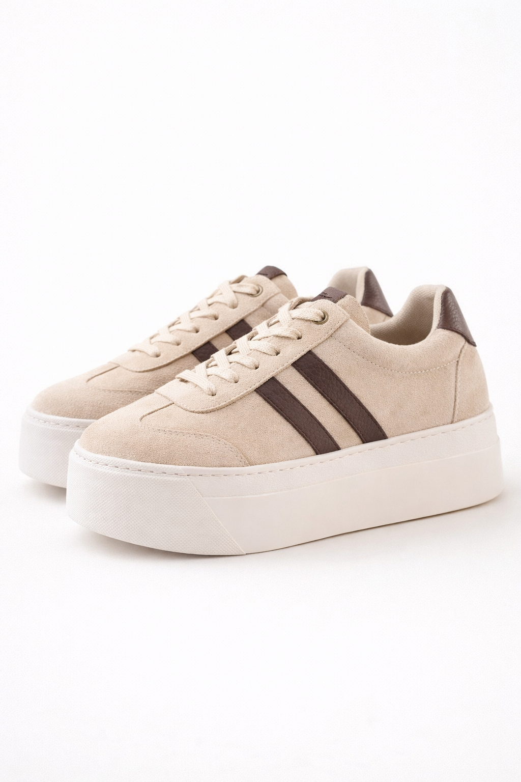 Beige Plateau Sneaker mit dicker Sohle an Model getragen, moderne minimalistische Schuhe
