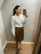 Brauner Rock mit strukturierter Oberfläche an Model getragen