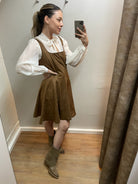 Cremefarbene Schleifenbluse mit langen Ärmeln an Model getragen