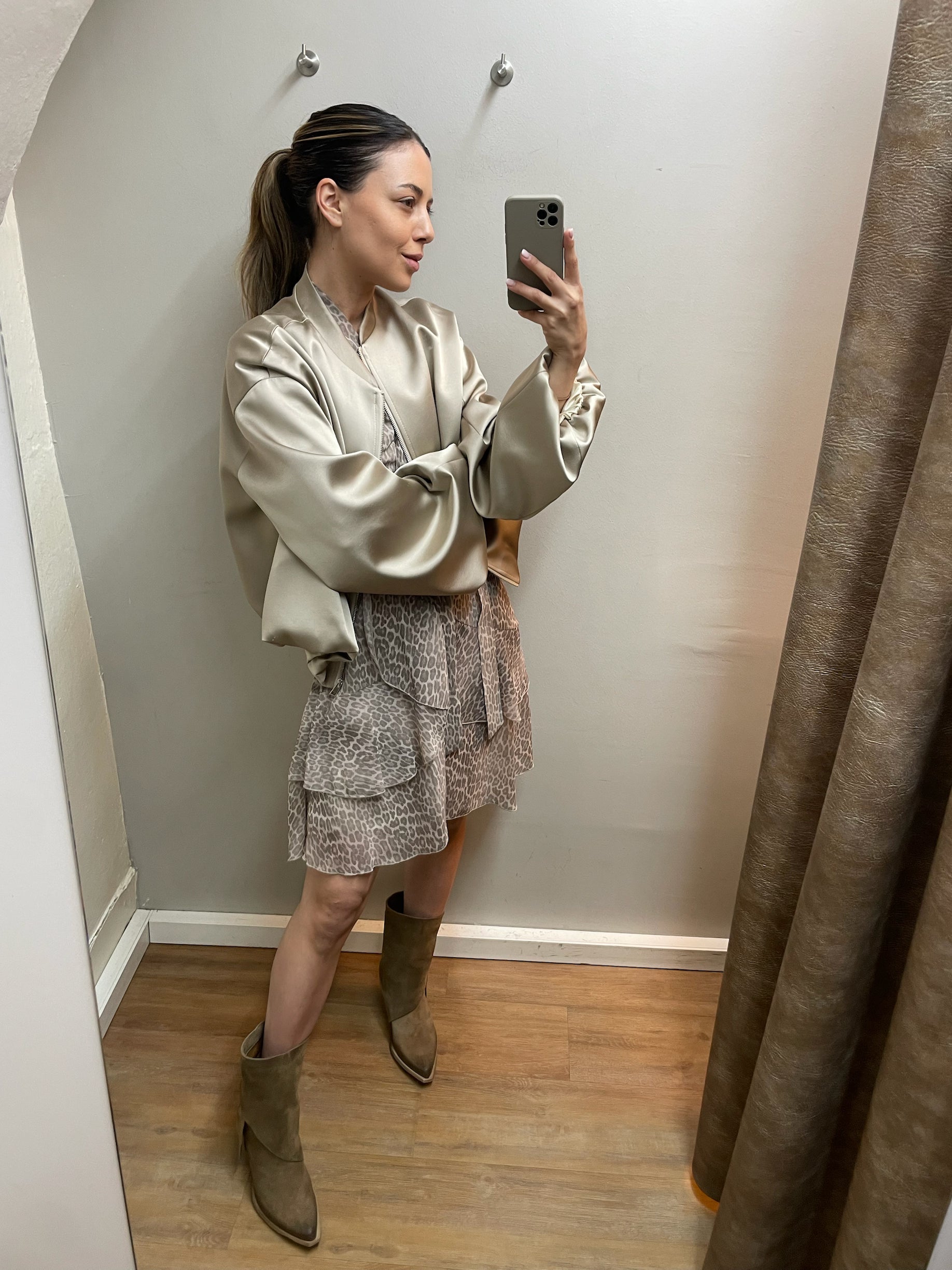 Schwarze Bomberjacke mit Reißverschluss, moderne kurze Jacke