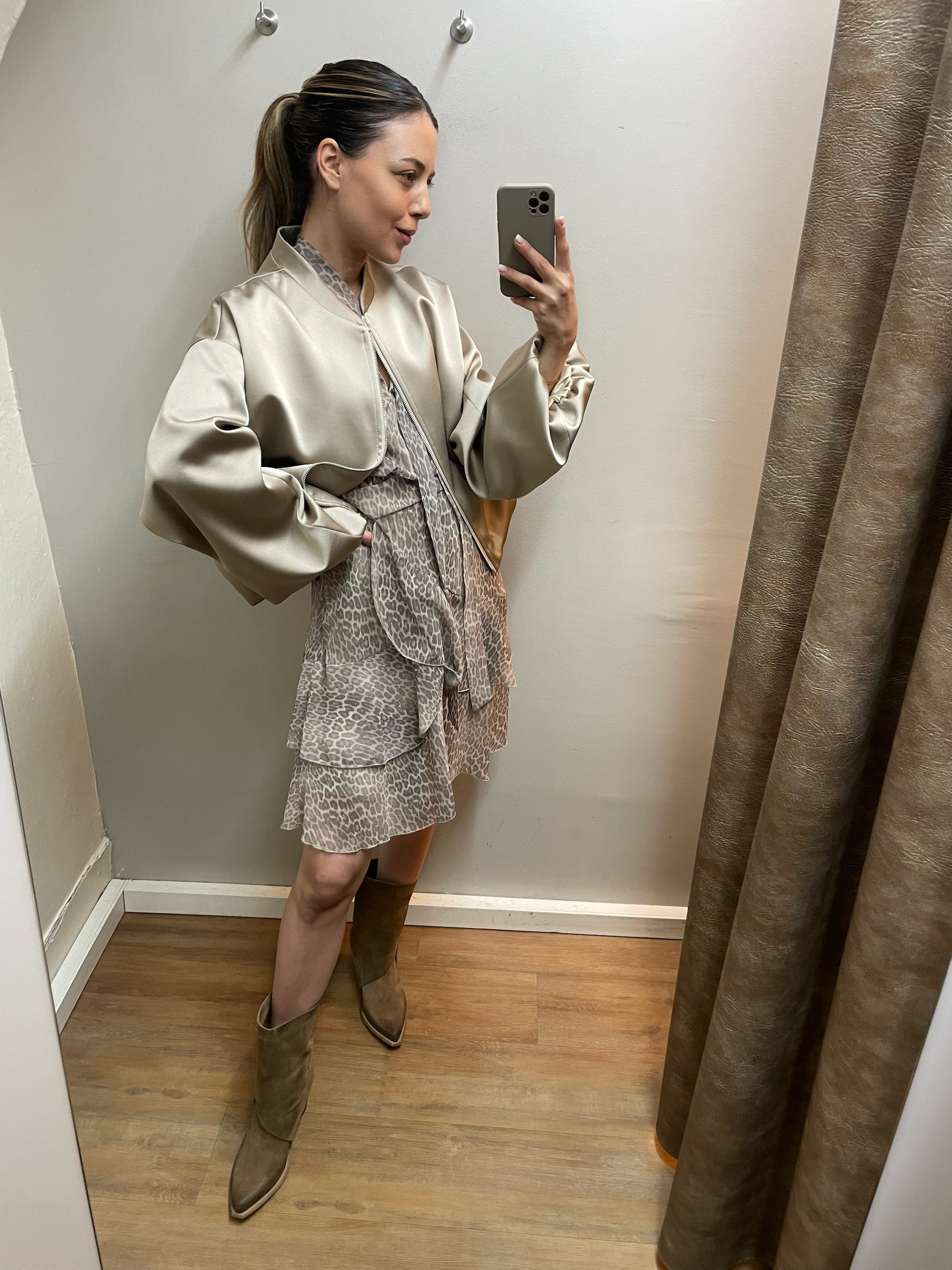 Schwarze Bomberjacke mit Reißverschluss, moderne kurze Jacke