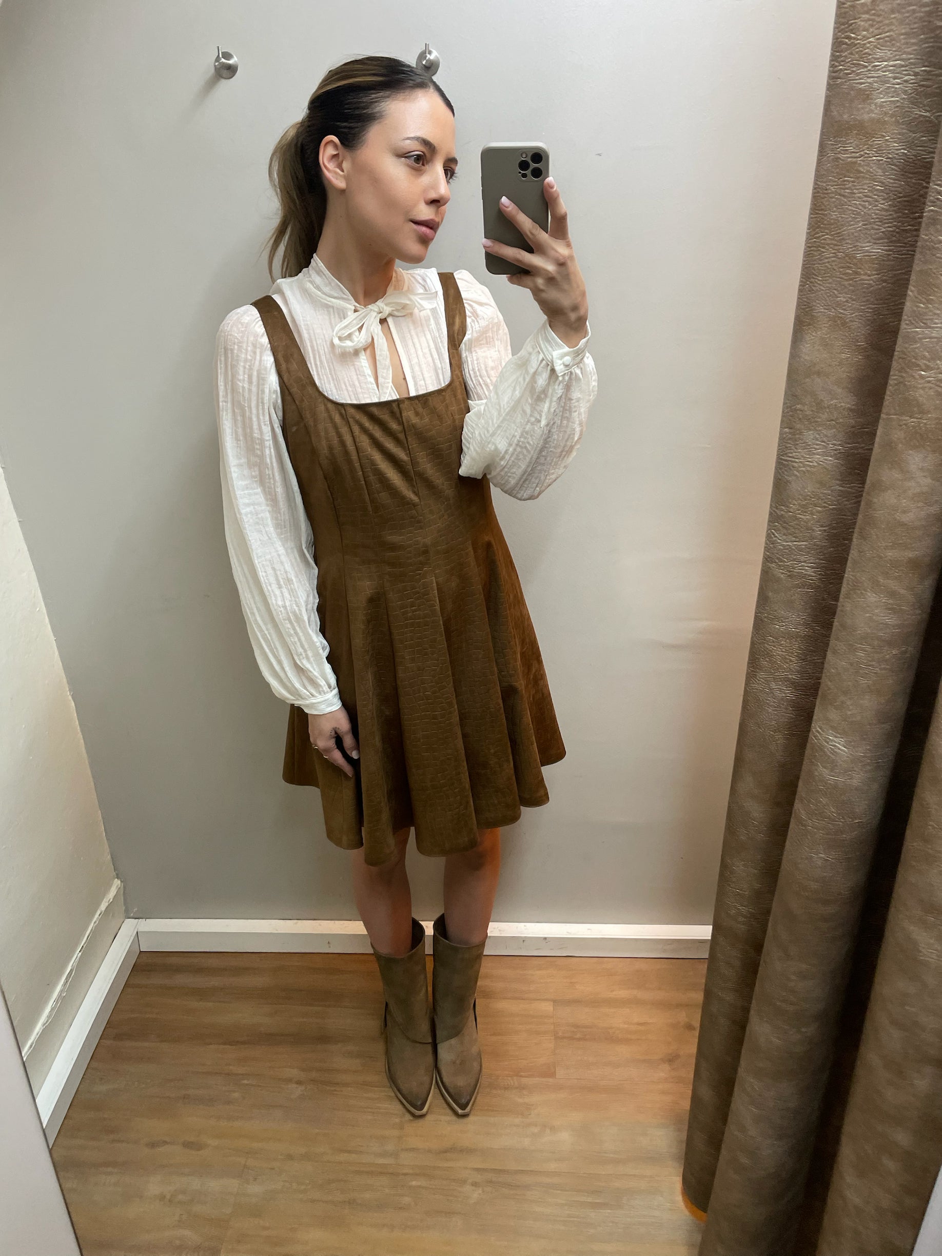 Braunes Trägerkleid mit strukturierter Oberfläche an Model getragen