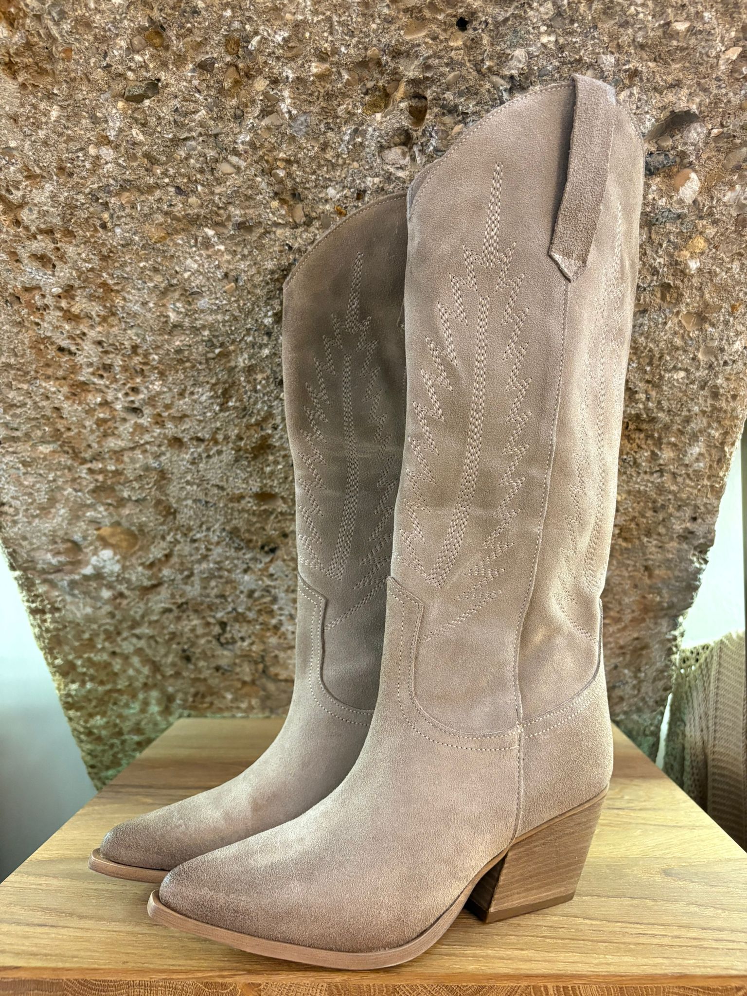 Beige Western Stiefel in angerauter Wildlederoptik mit Stickerei