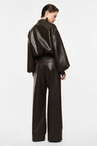 Elegante Damenhose mit Rautensteppung, weiter Passform und leicht glänzender Oberfläche
