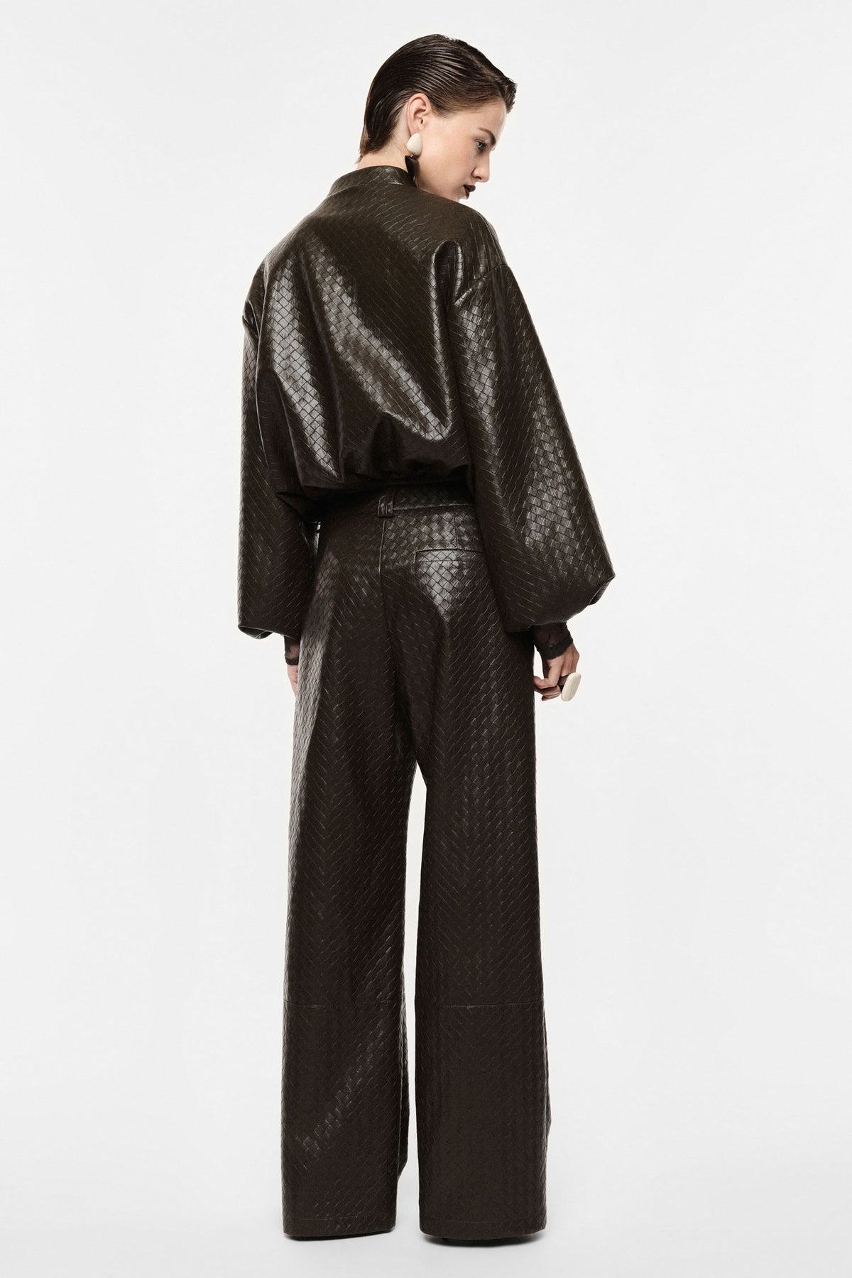 Elegante Damenhose mit Rautensteppung, weiter Passform und leicht glänzender Oberfläche