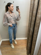 Beige Leo Bluse mit Animal Print an Model getragen, elegante fließende Bluse