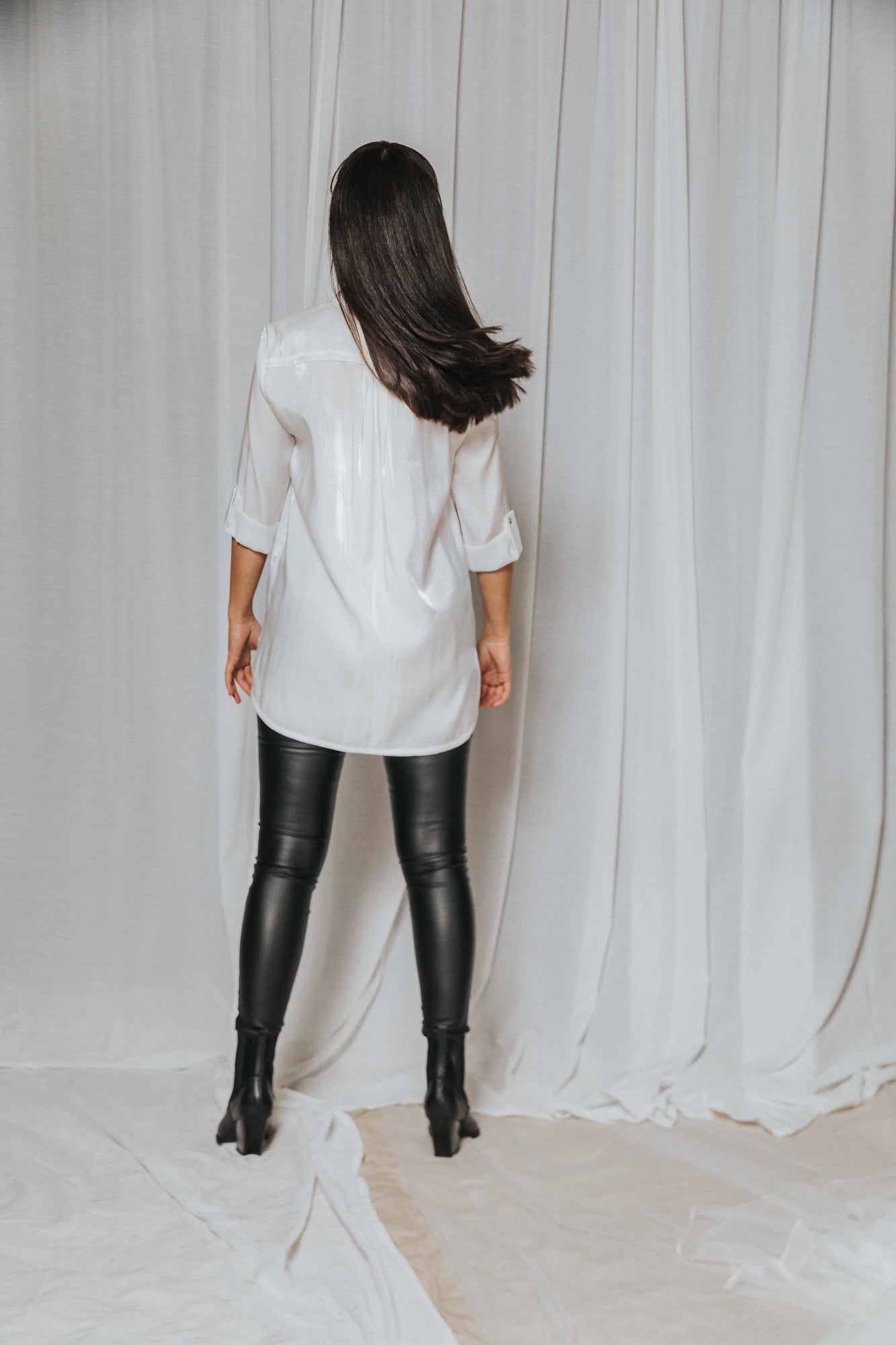 Lange-Bluse-weiß-Casual-Knopfleiste-Lederhose-Lederlegging-Longshirt-Stiefelette-C5-Rinascimento-Salzburg-Austria-Österreich