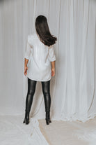 Lange-Bluse-weiß-Casual-Knopfleiste-Lederhose-Lederlegging-Longshirt-Stiefelette-C5-Rinascimento-Salzburg-Austria-Österreich