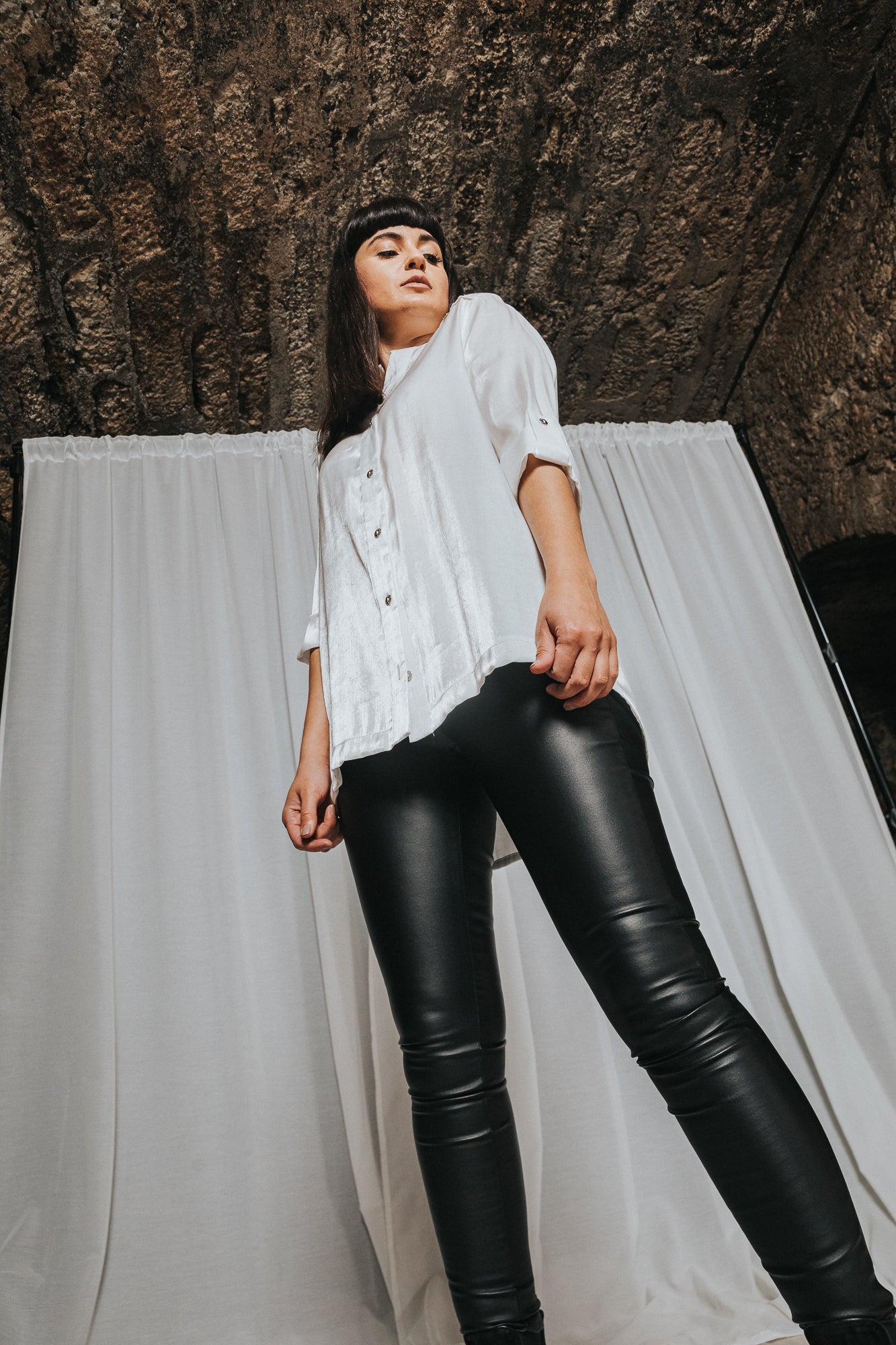 Lange-Bluse-weiß-Casual-Knopfleiste-Lederhose-Lederlegging-Longshirt-Stiefelette-C5-Rinascimento-Salzburg-Austria-Österreich