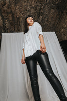 Lange-Bluse-weiß-Casual-Knopfleiste-Lederhose-Lederlegging-Longshirt-Stiefelette-C5-Rinascimento-Salzburg-Austria-Österreich