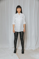 Lange-Bluse-weiß-Casual-Knopfleiste-Lederhose-Lederlegging-Longshirt-Stiefelette-C5-Rinascimento-Salzburg-Austria-Österreich